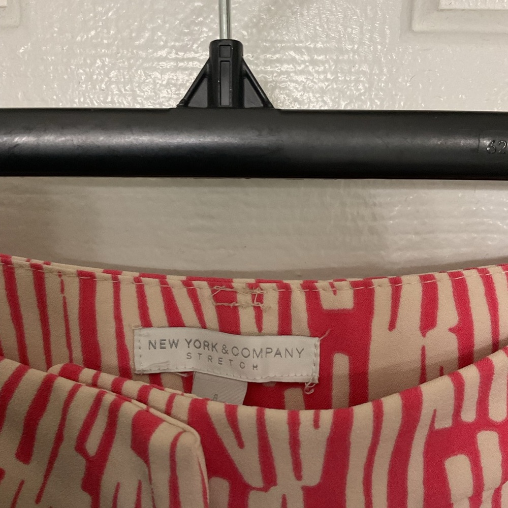 NEW YORK & COMPANY. Women's Pink Patterned Wide-Leg Pants. SIZE 8 - Picture 4 of 7